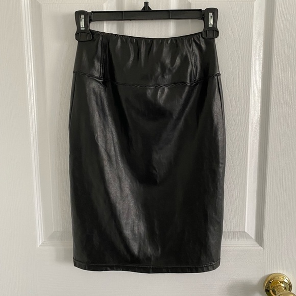 Wilfred Free black leather pencil skirt EUC size XS - Picture 1 of 3